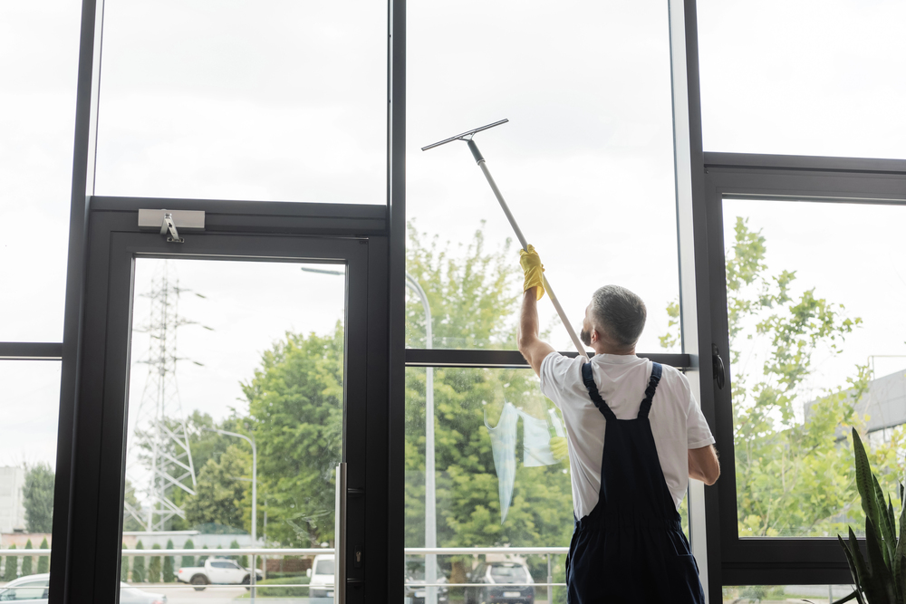 Ein klarer Blick durch saubere Scheiben: Fenster- und Glasreinigung mit BDSS